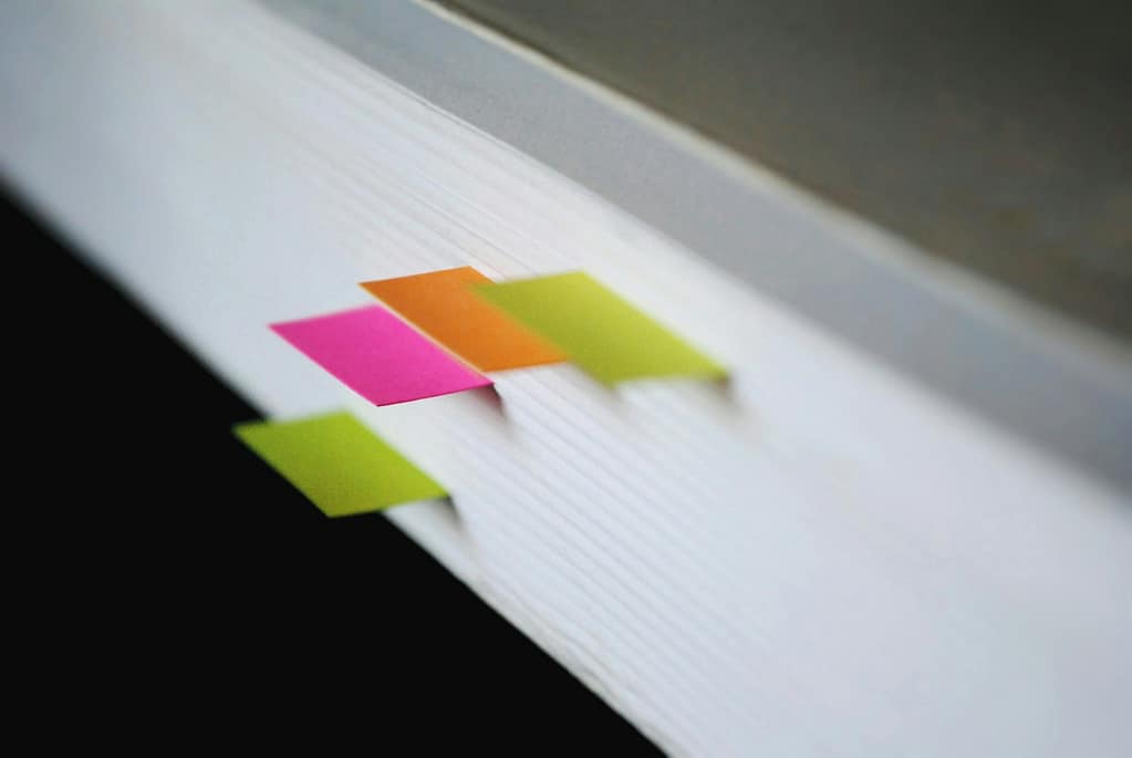 shallow focus photography of green, pink, and orange bookmarks - méthode PARA